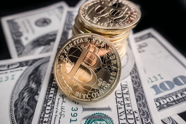 Monedas de bitcoin en billetes de dólar Imágenes De Stock Sin Royalties Gratis