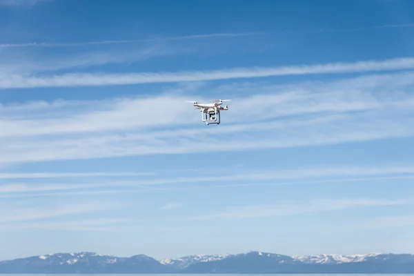 Drone flotando sobre el lago Tahoe — Foto de Stock