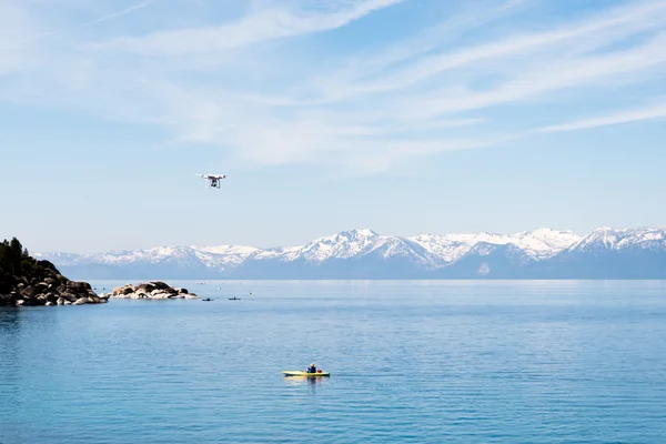 Lake Tahoe hovering dron — Stok fotoğraf