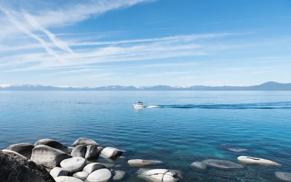 Speedboat rides in the Lake Tahoe waters — Stock Photo, Image