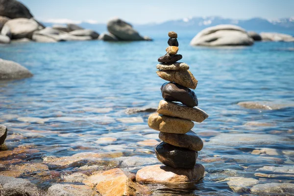 Pirámide de Cairn en la orilla del lago Tahoe —  Fotos de Stock