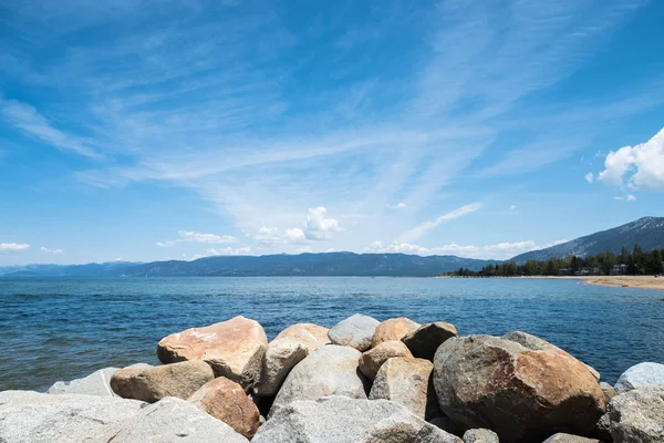 Tahoe Gölü çevreleyen dağların üzerinden güzel gökyüzü — Stok fotoğraf