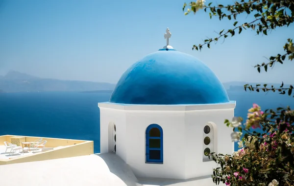 Cupola blu della chiesa ortodossa di Santorini Immagine Stock