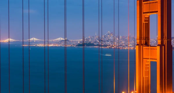 Golden Gate Bridge and San Francisco city skyline in the night — Stockfoto