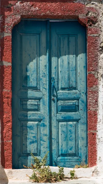 Portas de madeira velhas azuis em Oia Santorini Greece — Fotografia de Stock