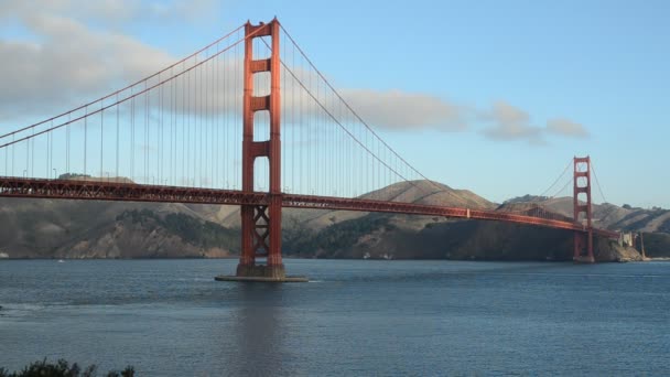 日の出後カリフォルニア州サンフランシスコのゴールデン ゲート ブリッジ — ストック動画