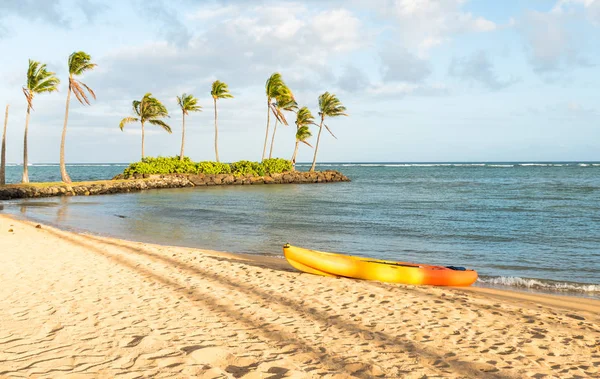 Kayak en la playa tropical — Foto de Stock