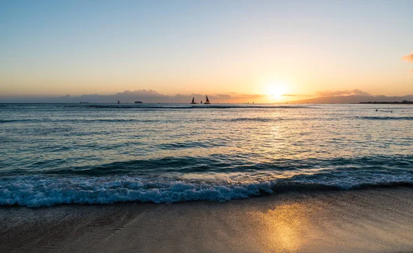 Západ slunce nad Tichým oceánem z Havaj Waikiki Beach — Stock fotografie