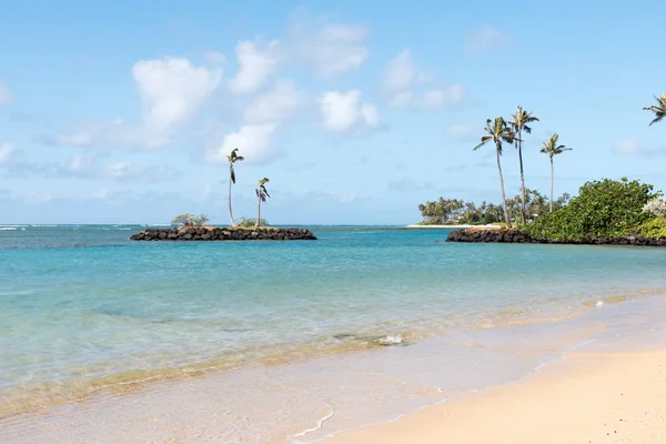 Playa tropical con agua tibia — Foto de Stock