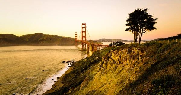 Golden gate-bron i san francisco Kalifornien efter solnedgången — Stockfoto