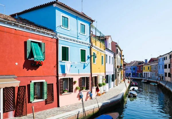 Kleurrijke huizen van Burano in de buurt van Venetië — Stockfoto