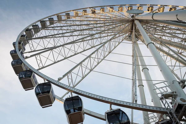 Bottom up view of Ferris wheel in Seattle — Stock Photo, Image