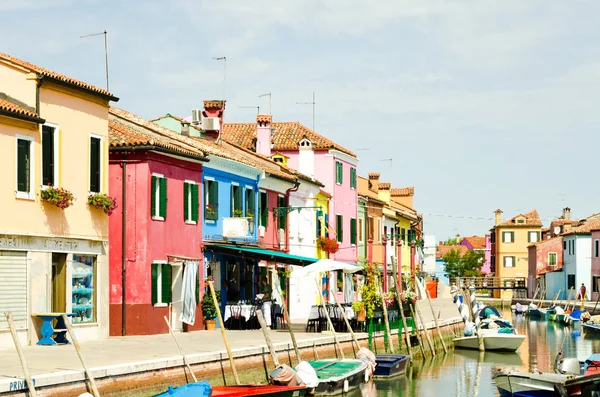 Kleurrijke huizen van Burano in de buurt van Venetië — Stockfoto