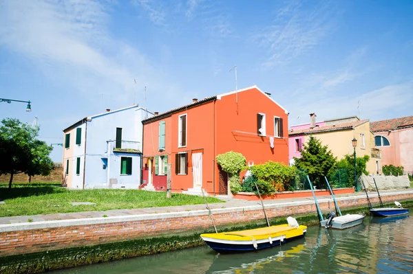 Kleurrijke huizen van Burano in de buurt van Venetië — Stockfoto