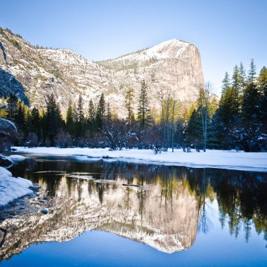 yosemite Milli Parkı içinde ayna göl