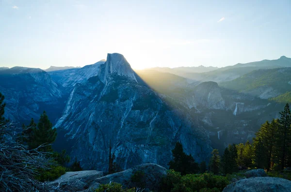 Meia Cúpula no Parque Nacional de Yosemite iluminada pela luz do nascer do sol — Fotografia de Stock