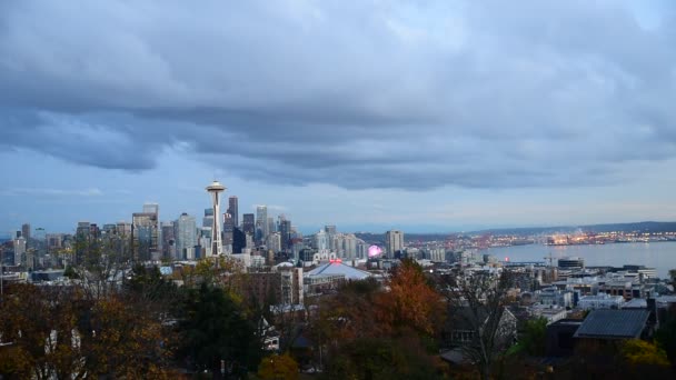 Seattle Downtown s Space Needle osvětlené večerní světlo — Stock video