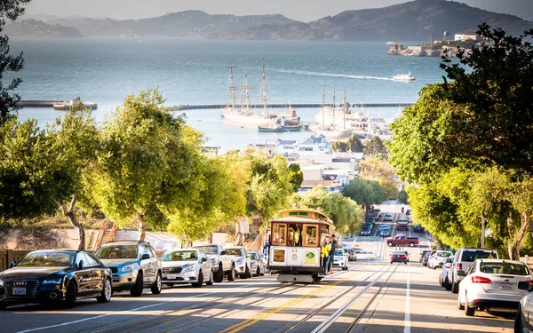 Cable Car going uphill with San Francisco Bay on backround — Stock Photo, Image