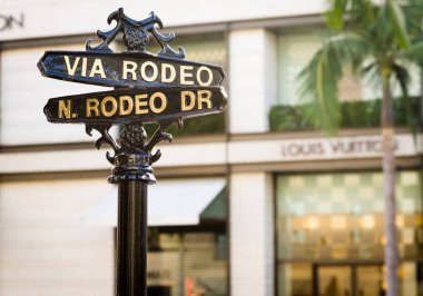 Rodeo Drive işareti altın üçgen alışveriş bölgesi içinde
