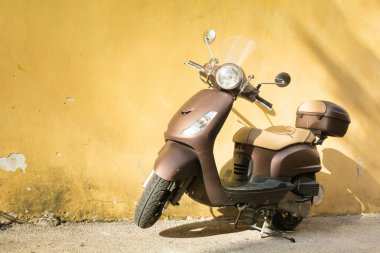 Şehir sokaklarını motorla