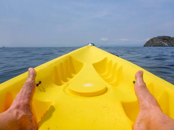 Kayak dans l'océan Pacifique mexicain Image En Vente