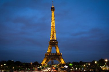 gece Paris'te Eyfel Kulesi