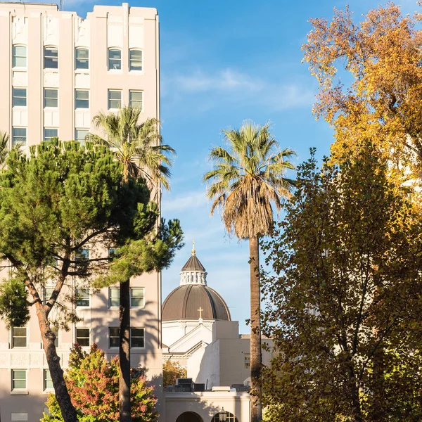 Arquitectura moderna y tradicional — Foto de Stock