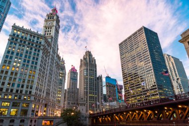 Chicago Riverwa görülen şehir içinde gökdelenler gece manzarası