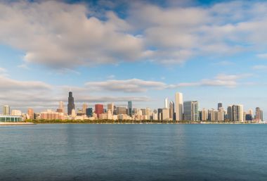 Bulutlar üzerinde sabah Chicago downtown