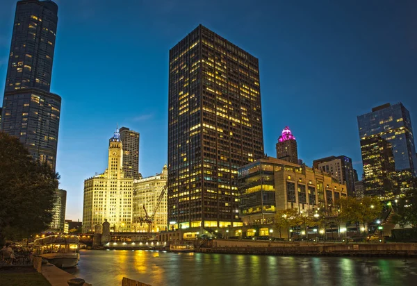 Vue nocturne sur les gratte-ciel du centre-ville depuis Chicago Riverwa — Photo