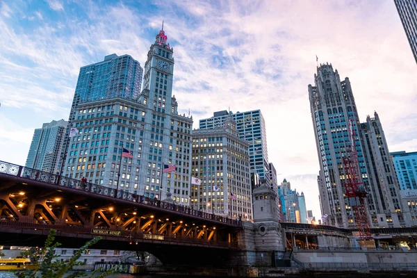 Vue nocturne sur les gratte-ciel du centre-ville depuis Chicago Riverwa — Photo