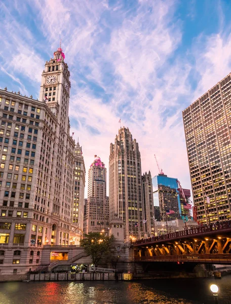 Vue nocturne sur les gratte-ciel du centre-ville depuis Chicago Riverwa — Photo