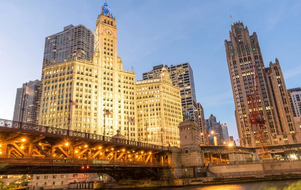 Night views of skyscrapers in downtown seen from Chicago Riverwa — Stock Photo, Image