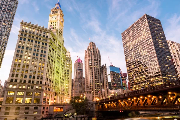 Vue nocturne sur les gratte-ciel du centre-ville depuis Chicago Riverwa — Photo