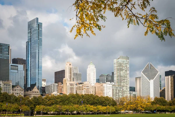 Sun shines trhough the clouds over downtown skysrapers — Stock Photo, Image