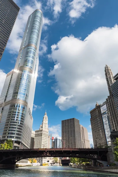 Skyscrapers in downtown seen from Chicago Riverwalk — Stock Photo, Image