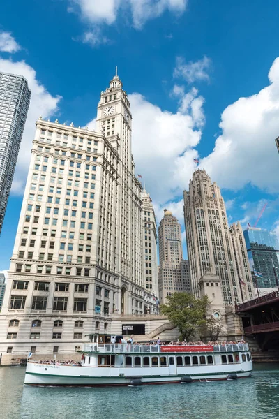 Promenades en bateau sur la rivière Chicago entre les gratte-ciel du centre-ville — Photo