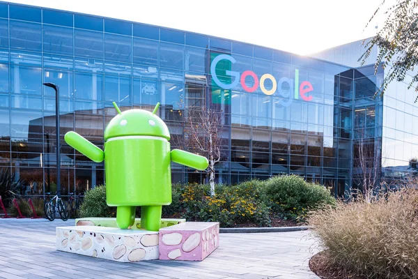 Googleplex - google-Zentrale mit Android-Figur — Stockfoto