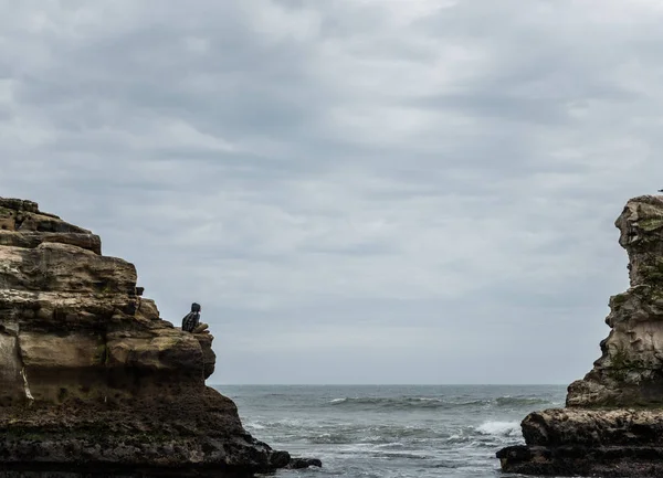 Contemplação pelo oceano — Fotografia de Stock