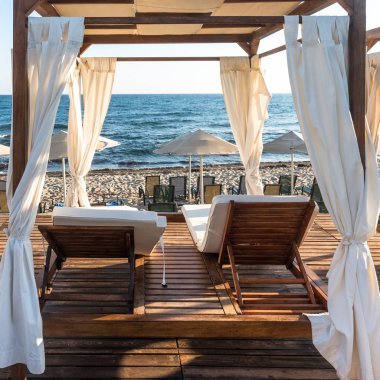 Sabah sahilde şezlong