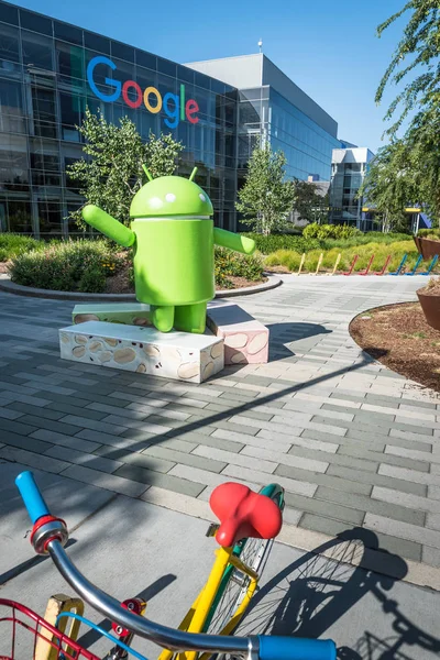 Велосипеди в Googleplex - штаб-квартирі Google — стокове фото