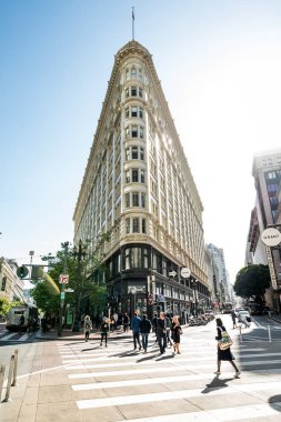Market Street San Francisco üzerinde yürüyen insanlar