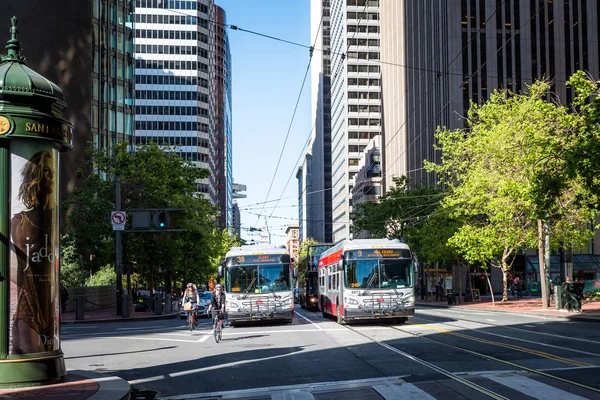 Trafic animé de Market Street à San Francisco — Photo