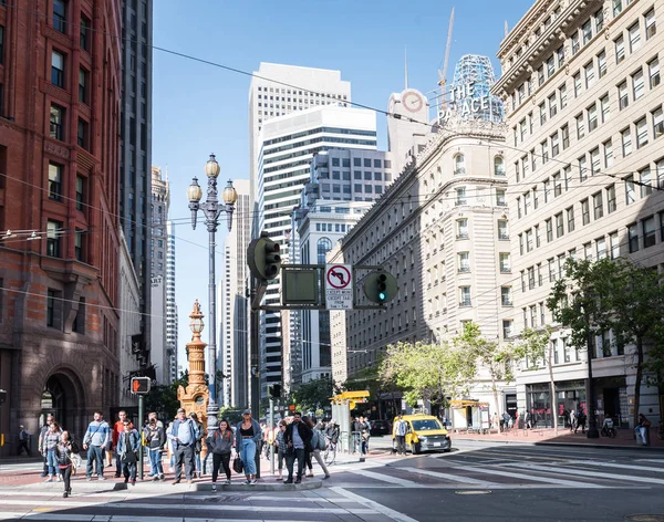 Les gens qui attendent de traverser sur Market Street à San Francisco — Photo