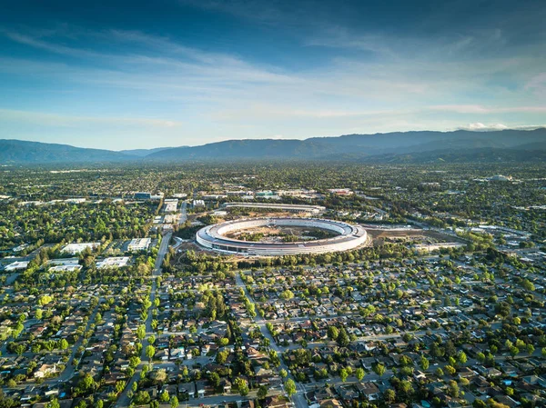 Foto aérea do novo campus da Apple em construção em Cupetino — Fotografia de Stock