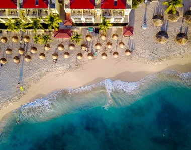Saint Martin ülkesindeki sahil şeridi üzerinde tropikal plaj