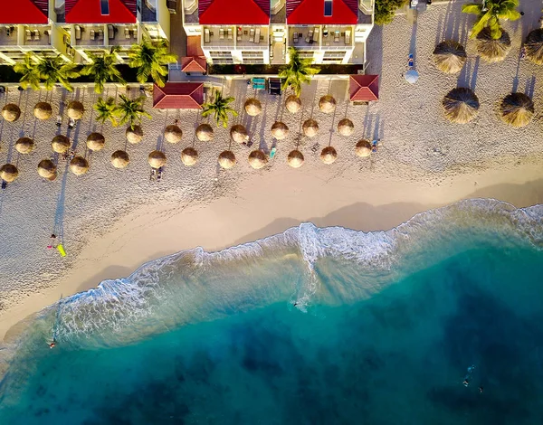 Playa tropical en la costa de Saint Martin — Foto de Stock