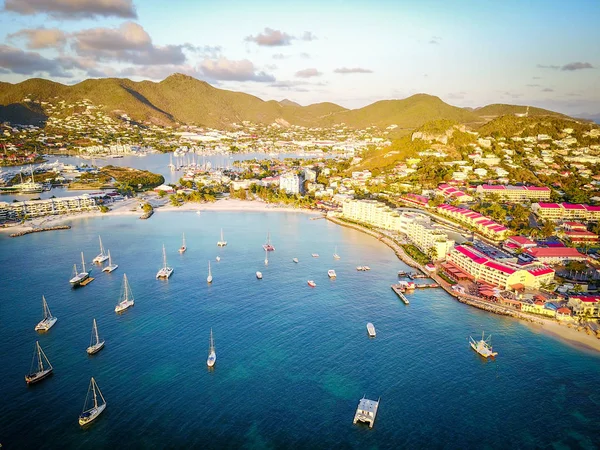 Resorts tropicales construidos en la costa de Saint Martin — Foto de Stock