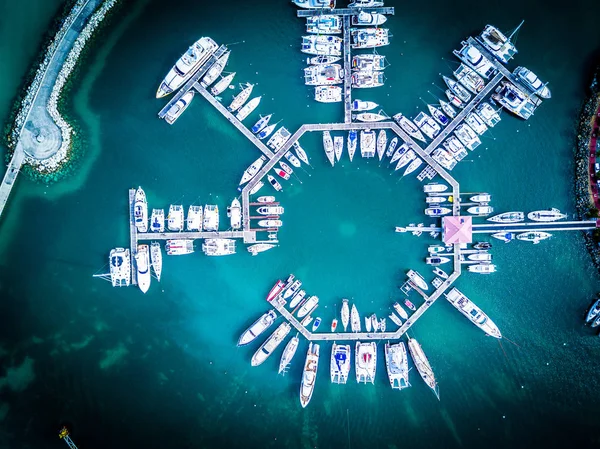 Barcos en el puerto deportivo de la bahía de Marigot en Saint Martin — Foto de Stock