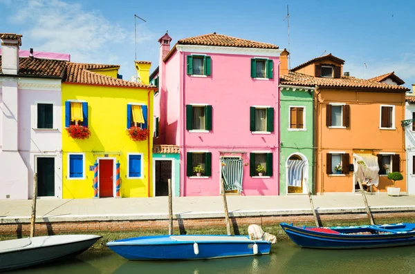 Kleurrijke Burano huizen in Italië — Stockfoto